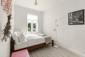 Cosy 2BR House with Garden & Parking