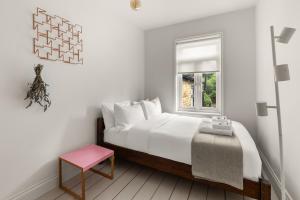 Cosy 2BR House with Garden & Parking