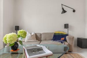 Cosy 2BR House with Garden & Parking