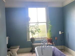 Arty Parkside Home & Garden 500m to Zone 2 Tube