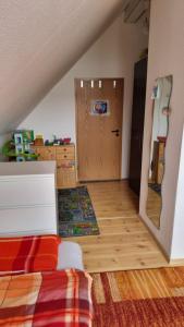 Helles Zimmer 18 qm in 6,5-Zi-Wohnung nähe Frankfurt, Hanau, Büdingen, Friedberg
