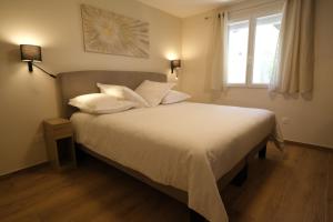 Villas Air-conditioned villa heated pool Alpilles, sleeps 8 LS1-456 : photos des chambres