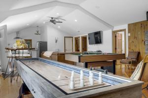 Game Room Retreat Fire Pit Near Winnipesaukee