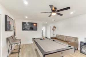 Poolside Relaxation Group-Friendly Home in Havasu