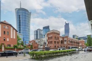 Metro Wola Apartment with Parking & AC next to Warsaw Rising Museum by Noclegi Renters