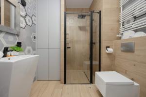 Metro Wola Apartment with Parking & AC next to Warsaw Rising Museum by Noclegi Renters