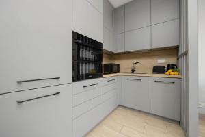 Metro Wola Apartment with Parking & AC next to Warsaw Rising Museum by Noclegi Renters