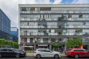Metro Wola Apartment with Parking & AC next to Warsaw Rising Museum by Noclegi Renters