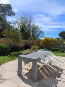 Maisons de vacances Maison tout confort au calme a 300m de la mer et du GR34 avec jardin : photos des chambres