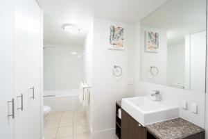 Riverfront Bridge View CBD Heart FREE Parking 2BED