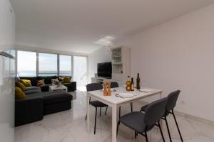 Lovely 1 Bedroom Apartment With Sea Views