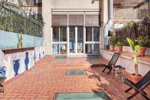 Sunny central apartment with a 100m2 city oasis