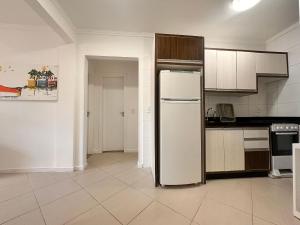 B275 - Apto 02 quartos em Bombas com churrasqueira