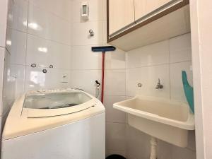 B275 - Apto 02 quartos em Bombas com churrasqueira