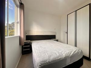 B275 - Apto 02 quartos em Bombas com churrasqueira