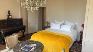 Appart'hotels Le Chateau du Sollier - Charme calme et confort climatisation a 5mn du peage : Suite Deluxe avec Lit King-Size