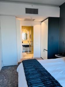 Sandton Pool View with Balcony