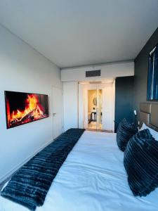 Sandton Pool View with Balcony