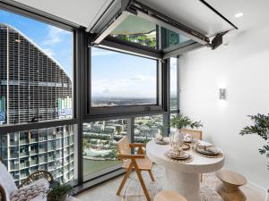 QW Riverside Luxe Apartments by Independent Host