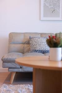 13D Abnb-Style City Walks & Poolside Nights, 8min to Crown and with Parking