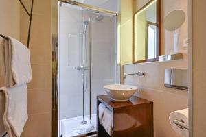 Hotels Holiday Inn Paris Palais de l'Elysee by IHG : Chambre Double Standard - Accessible aux Personnes à Mobilité Réduite