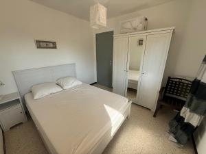 80m de la plage Appartement au rdc dune maison 1 chambre 4 couchages cour LXRV9A