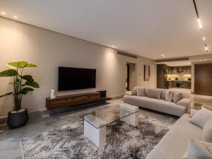 Lavish 3 Bedroom with Garden and Pool Access