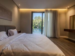 Lavish 3 Bedroom with Garden and Pool Access