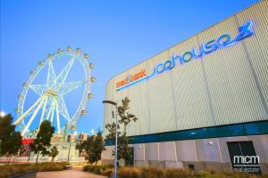 Serrata - 2B2B Docklands Apt Parking Available