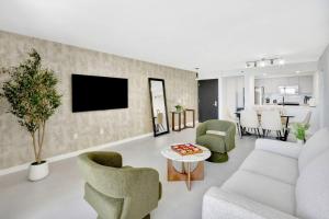 Stylish Renovated 3BR Condo Bay Views plus Parking