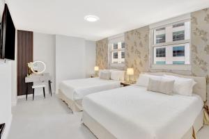 Stylish Renovated 3BR Condo Bay Views plus Parking