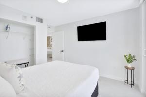 Stylish Renovated 3BR Condo Bay Views plus Parking
