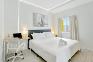 Chic 2BR Edgewater Condo with Views plus Balcony