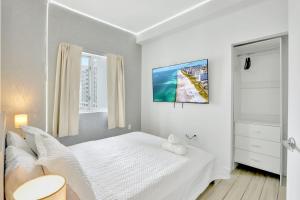 Chic 2BR Edgewater Condo with Views plus Balcony