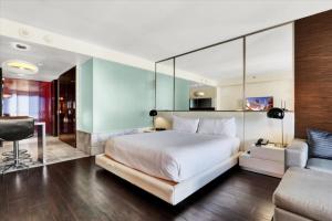 35th Floor luxury unit with panoramic Strip views
