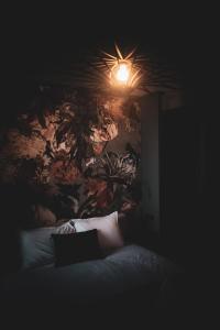 B&B / Chambres d'hotes DE L-ART A LA MANIERE - Chambre d-Hotes de Charme - 2 Suites Haut de Gamme - Ideal Couple & Famille - Piscine - Terrasse - Calme - 15min Saint-Emilion - EXPERIENCE Restauration d-Oeuvre d-Art : photos des chambres