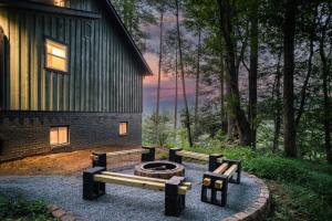 Family Lodge - Hot Tub-Theater-Game Room-Fire Pit