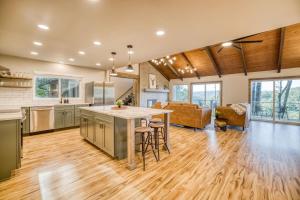 Family Lodge - Hot Tub-Theater-Game Room-Fire Pit