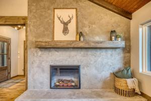 Family Lodge - Hot Tub-Theater-Game Room-Fire Pit