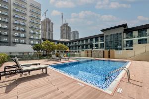 Bright and Stylish 2 Bed Home Opposite Circle Mall