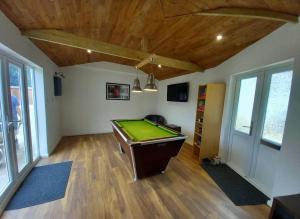 The Lodge - luxurious country stay with Hot tub, Games room and Gym