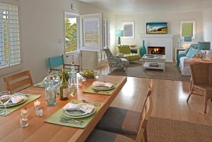 Sea Glass Cottage by Paradise Retreats