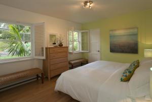 Sea Glass Cottage by Paradise Retreats