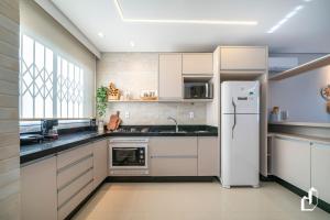 Condomínio com piscina e saída direta para a praia