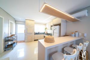 Condomínio com piscina e saída direta para a praia