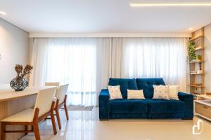 Condomínio com piscina e saída direta para a praia