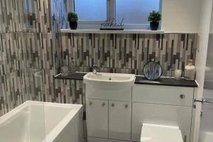 1 Bed-Sleeps 4-Garden-Free Parking