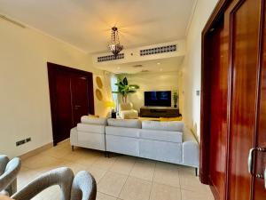 Only family Walking distance to Dubai Mall