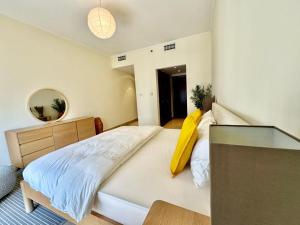 Only family Walking distance to Dubai Mall