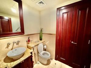 Only family Walking distance to Dubai Mall